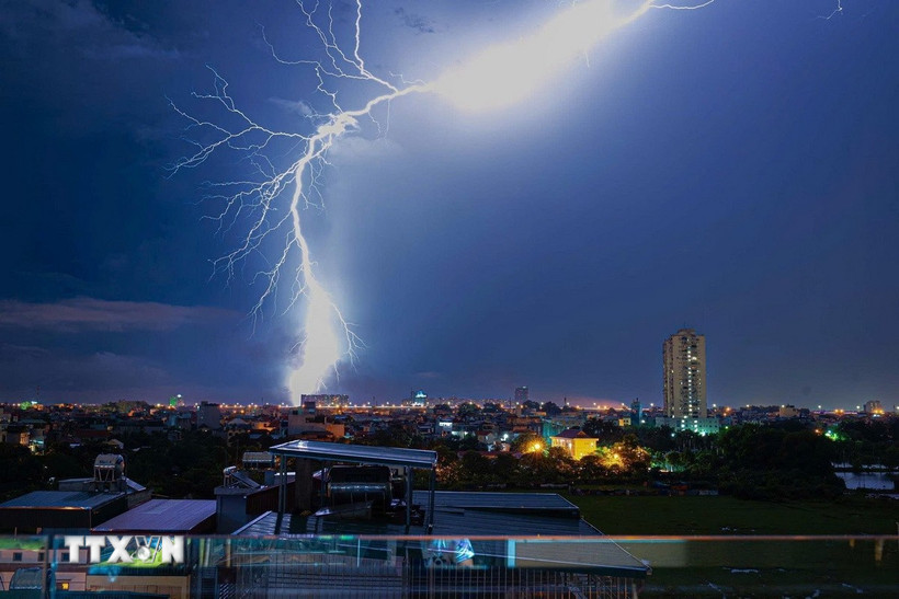 Sét trong cơn giông trên bầu trời đêm Hà Nội. (Ảnh: Phạm Tuấn Anh/TTXVN)