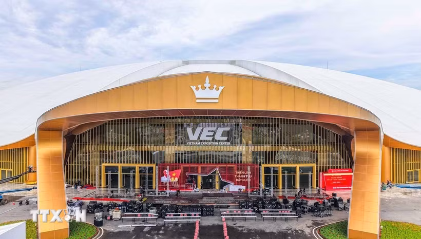 Cửa vào chính của Trung tâm Triển lãm Việt Nam (Đông Anh, Hà Nội) đang được trang hoàng rực rỡ, sẵn sàng cho ngày khánh thành 19/8/2025. Ảnh: Hoàng Hiếu - TTXVN