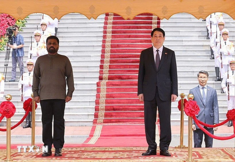 Chủ tịch nước Lương Cường và Tổng thống Sri Lanka Anura Kumara Dissanayaka trên bục danh dự, nghe quân nhạc cử Quốc thiều hai nước. (Ảnh: Lâm Khánh/TTXVN)