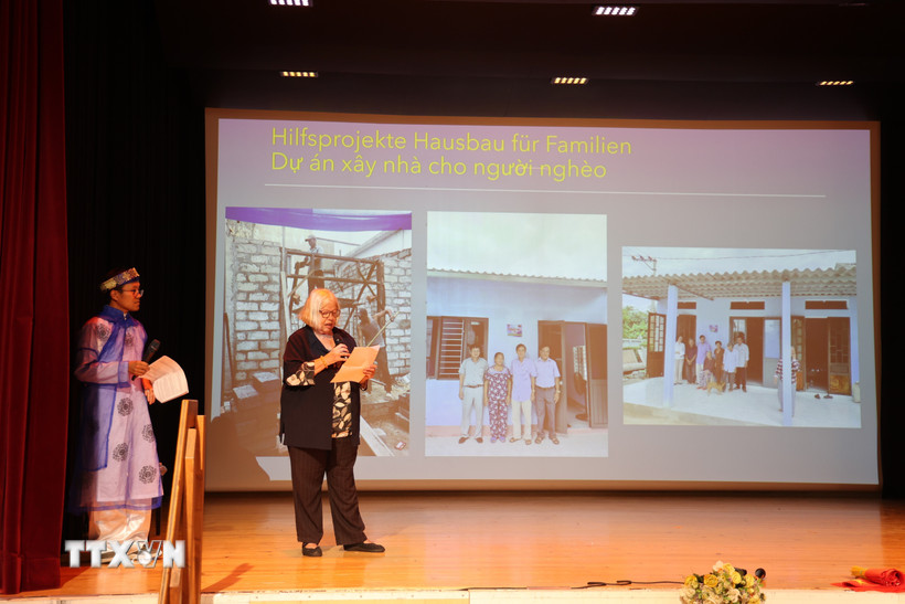 Chủ tịch Hội Hữu nghị Thụy Sĩ - Việt Nam Anjuska Weil đã công bố khoản tiền quyên góp được trong thời gian qua. (Ảnh: Anh Hiển/TTXVN)