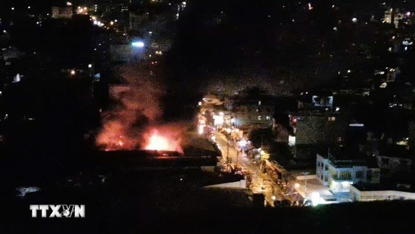 Vụ hỏa hoạn nhìn từ trên cao. (Ảnh TTXVN phát)