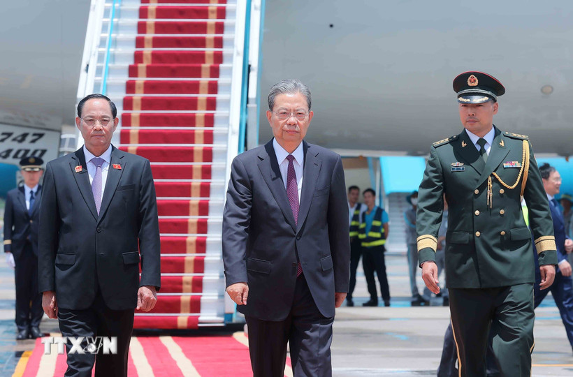 Phó Chủ tịch Quốc hội Trần Quang Phương đón Ủy viên trưởng Nhân đại toàn quốc Trung Quốc Triệu Lạc Tế tại Sân bay quốc tế Nội Bài. (Ảnh: An Đăng/TTXVN)