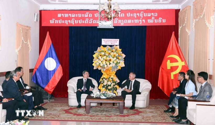 Ông Nguyễn Thanh Nghị (trái), Phó Bí thư Thường trực Thành ủy Thành phố Hồ Chí Minh chúc mừng ông Phonesy Bounmixay, Tổng lãnh sự Lào tại Thành phố Hồ Chí Minh nhân kỷ niệm 70 năm ngày thành lập Đảng Nhân dân Cách mạng Lào. (Ảnh: Xuân Khu/TTXVN)