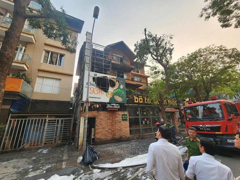 Hiện trường vụ cháy tại nhà hàng Bò Tơ Quán Mộc, trên đường Lưu Hữu Phước, thuộc Khu đô thị Mỹ Đình 2 (Nam Từ Liêm, Hà Nội). (Ảnh: TTXVN phát)
