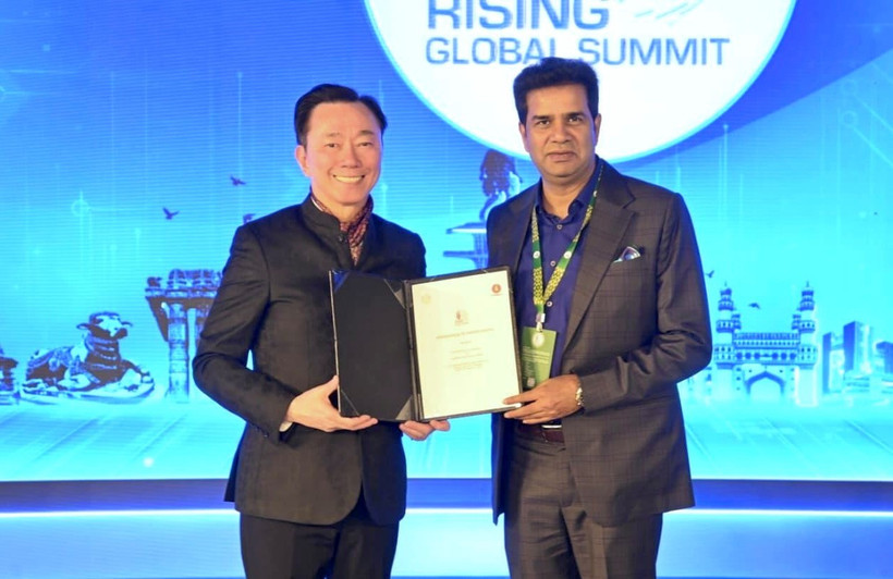 Ông Phạm Sanh Châu (trái), Tổng Giám đốc Vingroup Châu Á kiêm Tổng Giám đốc VinFast Châu Á, và ông Sanjay Kumar, Thứ trưởng Bộ Công thương, Chính quyền Bang Telangana, tại buổi lễ ký kết.