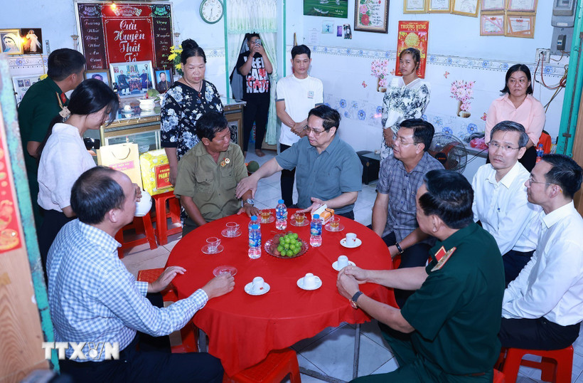 Thủ tướng Phạm Minh Chính thăm, tặng quà gia đình thương binh Huỳnh Văn Anh, khóm Vĩnh Chánh 3, phường Châu Đốc.(Ảnh: Dương Giang/TTXVN)