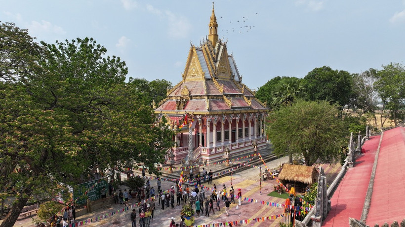 Đồng bào dân tộc Khmer tập trung chuẩn bị cho các nghi thức lễ hội tại chùa Botum Kirirangsay Khedol ở ấp Thạnh Đông, xã Thạnh Tân, thành phố Tây Ninh. (Ảnh: Minh Phú/TTXVN)