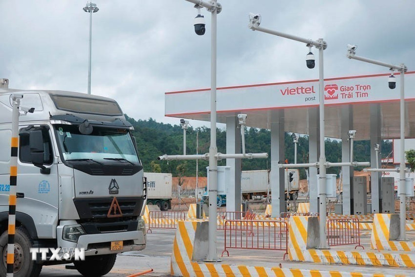 Cổng thông minh (Smart Gate) của Công viên Logistics Viettel cho phép nhận diện biển số xe, mã container và sinh trắc học tài xế. Ứng dụng V-Gate hỗ trợ doanh nghiệp và lái xe đặt chỗ, theo dõi dịch vụ từ xa, tối ưu hóa thời gian và giảm chi phí quản lý. (Ảnh: Minh Quyết/TTXVN)