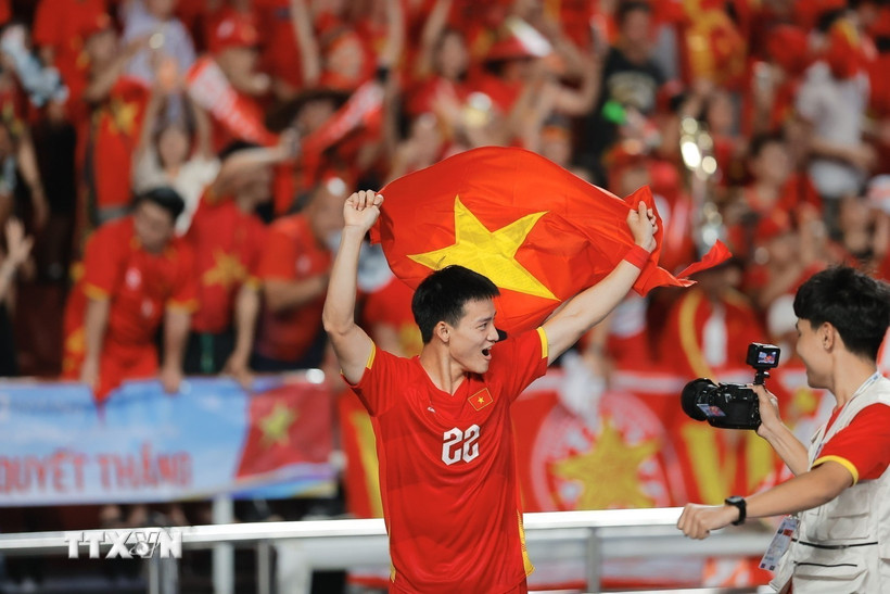 Các cầu thủ U22 Việt Nam hân hoan trong niềm vui chiến thắng. (Ảnh: Minh Quyết/TTXVN)