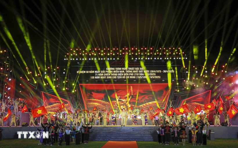 Màn biểu diễn nghệ thuật độc đáo tái hiện không gian lịch sử hào hùng. (Ảnh: Xuân Tư/TTXVN)