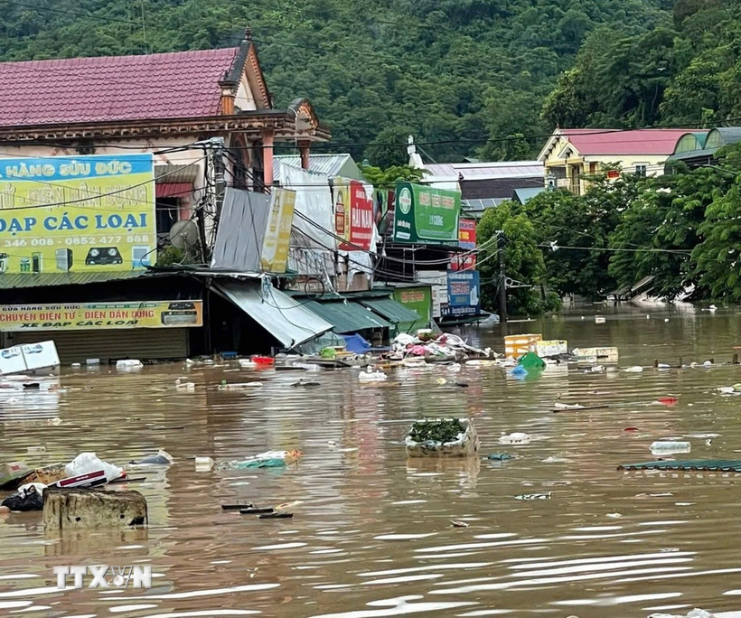 Hàng nghìn nhà dân xã Tương Dương, Nghệ An chìm trong biển nước.(Ảnh: TTXVN phát)