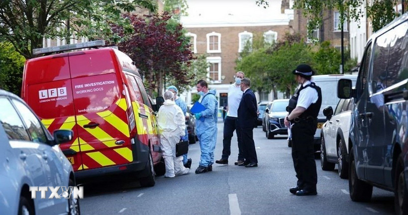 Nhân viên pháp y điều tra tại hiện trường vụ phóng hỏa tư dinh Thủ tướng Anh Keir Starmer tại thị trấn Kentish, phía Bắc London. (Ảnh: AP/TTXVN)