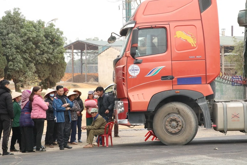 Người dân chặn xe container vào Nhà máy chế biến tinh bột sắn Elmaco Ninh Bình để phản đối hoạt động của nhà máy. (Ảnh: Thùy Dung/TTXVN)