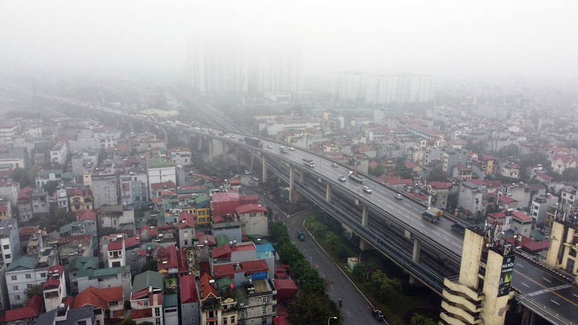 Đường Phạm Văn Đồng mờ ảo trong thời tiết mưa phùn. (Ảnh: Huy Hùng/TTXVN)