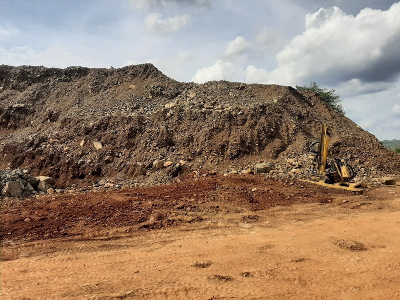 Khai thác khoáng sản làm vật liệu san lấp. (Ảnh minh họa: TTXVN phát)