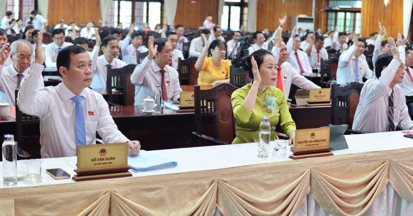 Các đại biểu HĐND tỉnh nhất trí thông qua các Nghị quyết tại Kỳ họp. (Ảnh: Thanh Bình/TTXVN)