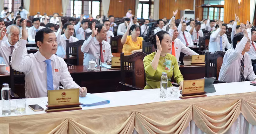 Các đại biểu HĐND tỉnh nhất trí thông qua các Nghị quyết tại Kỳ họp. (Ảnh: Thanh Bình/TTXVN)