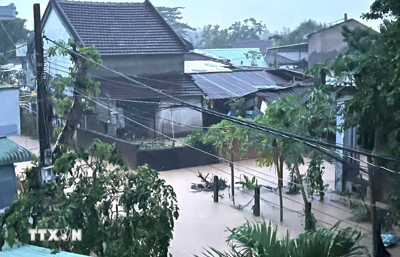 Một khu dân cư tại xã Đồng Xuân bị ngập do mưa lớn và nước sông dâng cao. (Ảnh: TTXVN phát)