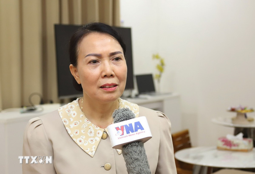 Cô Nguyễn Thị Thanh Hương, Hiệu trưởng Trường song ngữ Lào-Việt Nam Nguyễn Du, người đã có hơn 30 năm sinh sống ở Lào, trả lời phỏng vấn. (Ảnh: Xuân Tú/TTXVN)