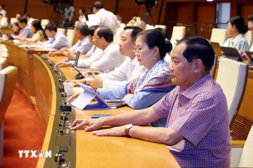 Các đại biểu Quốc hội Biểu quyết thông qua Nghị quyết của Quốc hội về việc sửa đổi, bổ sung một số điều của Hiến pháp năm 2013. (Ảnh: Phạm Kiên/TTXVN)