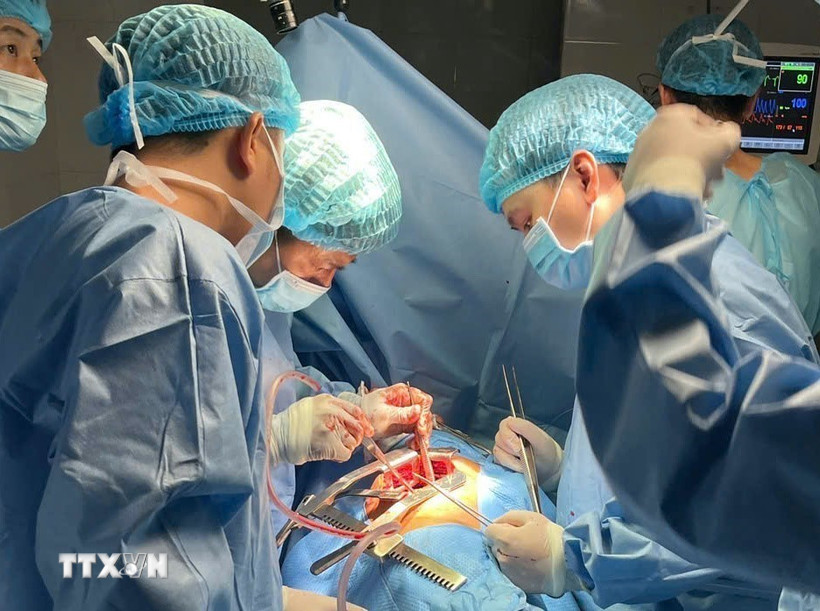 Ca phẫu thuật được các bác sĩ Bệnh viện Quân y 175 thực hiện ngay tại đặc khu Trường Sa. (Ảnh: TTXVN phát)