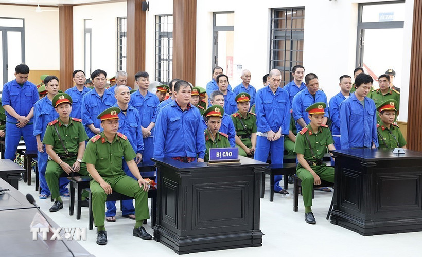 Các bị cáo tại phiên tòa sơ thẩm. (Ảnh: Công Mạo/TTXVN)