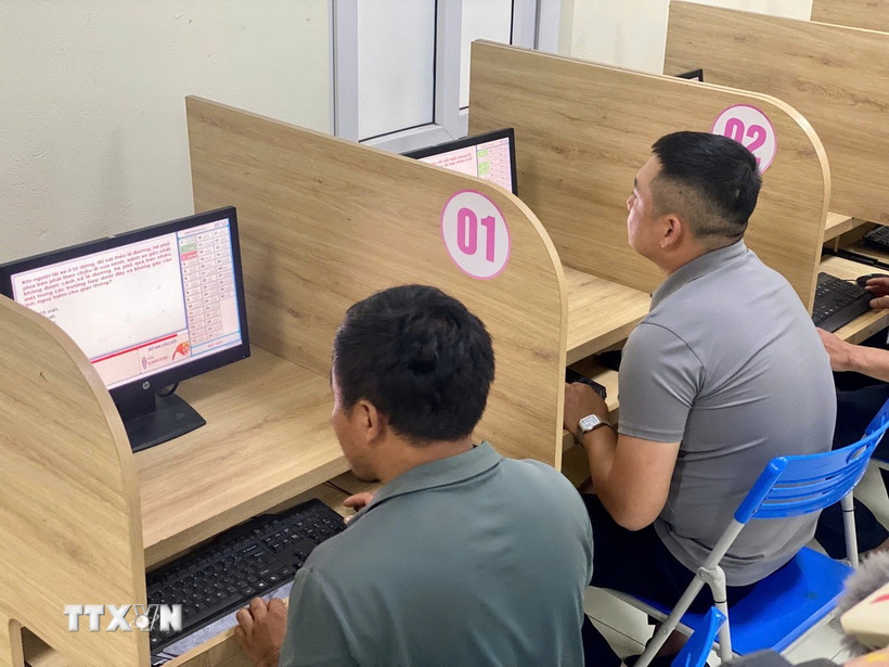 Các học viên tham gia sát hạch cấp Giấy phép lái xe ôtô sau nhiều tháng ngưng trệ. (Ảnh: TTXVN phát)