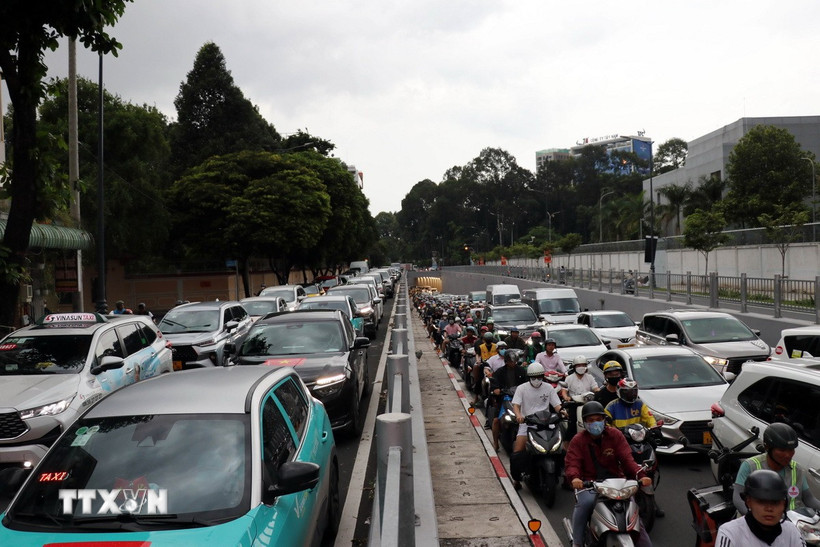 Ùn tắc tại Đường Phan Thúc Duyện, gần sân bay Tân Sơn Nhất. (Ảnh: Tiến lực/TTXVN)