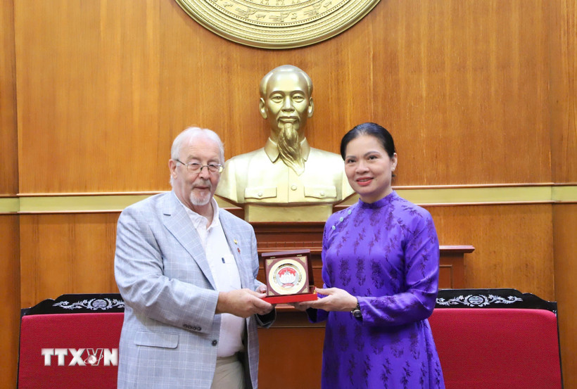 Phó Chủ tịch Ủy ban Trung ương Mặt trận Tổ quốc Việt Nam Hà Thị Nga trao quà tặng Bí thư Đảng Cộng sản Anh Robert Griffiths. (Ảnh: TTXVN phát)
