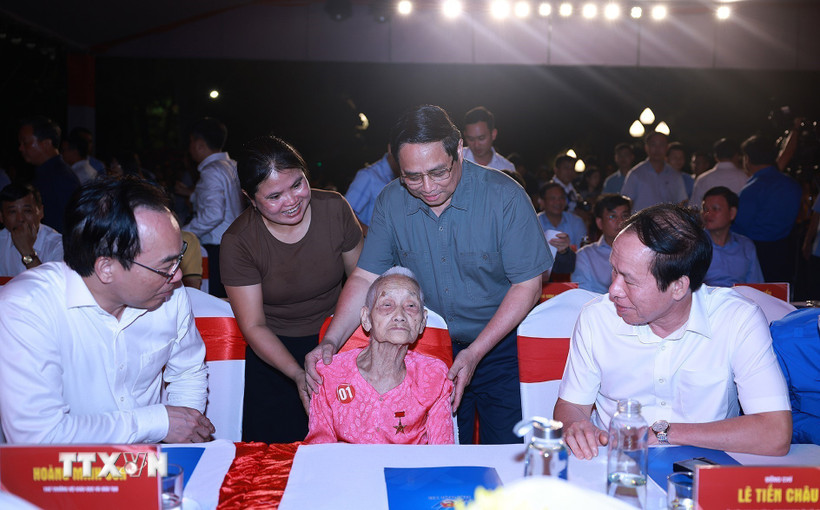 Thủ tướng Phạm Minh Chính gặp Mẹ Việt Nam Anh hùng tại Lễ thắp nến tri ân các Anh hùng liệt sỹ tại Nghĩa trang Liệt sỹ Quốc gia Trường Sơn. (Ảnh: Dương Giang/TTXVN)