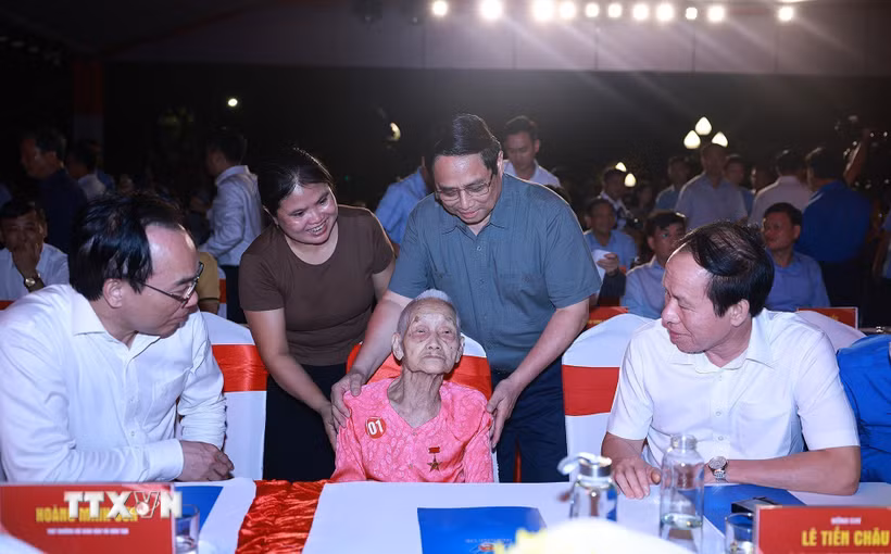 Thủ tướng Phạm Minh Chính gặp Mẹ Việt Nam Anh hùng tại Lễ thắp nến tri ân các Anh hùng liệt sỹ tại Nghĩa trang Liệt sỹ Quốc gia Trường Sơn. (Ảnh: Dương Giang/TTXVN)