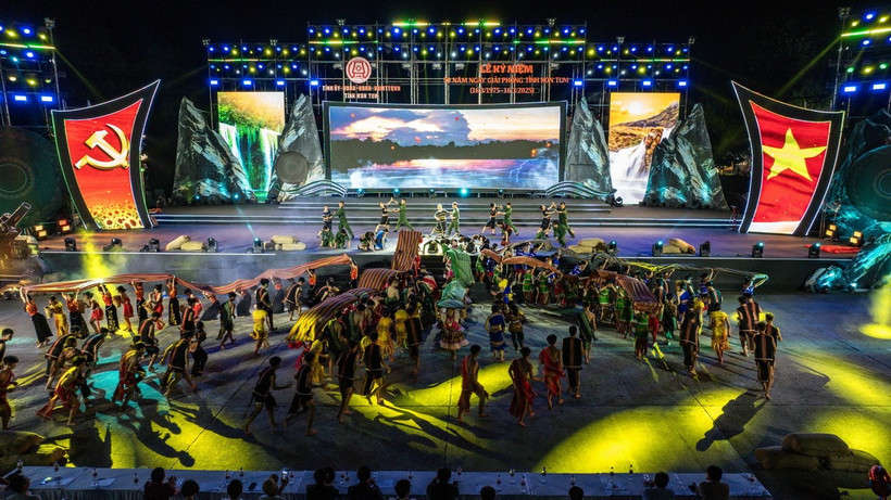 Màn biểu diễn nghệ thuật với chủ đề "Bình minh Kon Tum" tại Lễ kỷ niệm. (Ảnh: Khoa Chương/TTXVN)