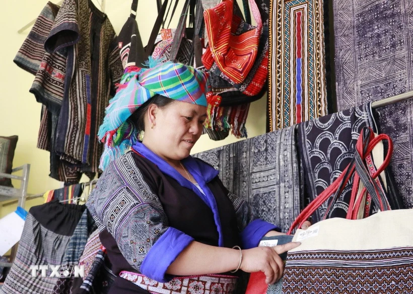 Nghệ nhân vẽ sáp ong Lý Thị Ninh trở thành người "giữ hồn" thổ cẩm Mông ở vùng cao Mù Cang Chải. (Ảnh: Đinh Thùy/TTXVN)
