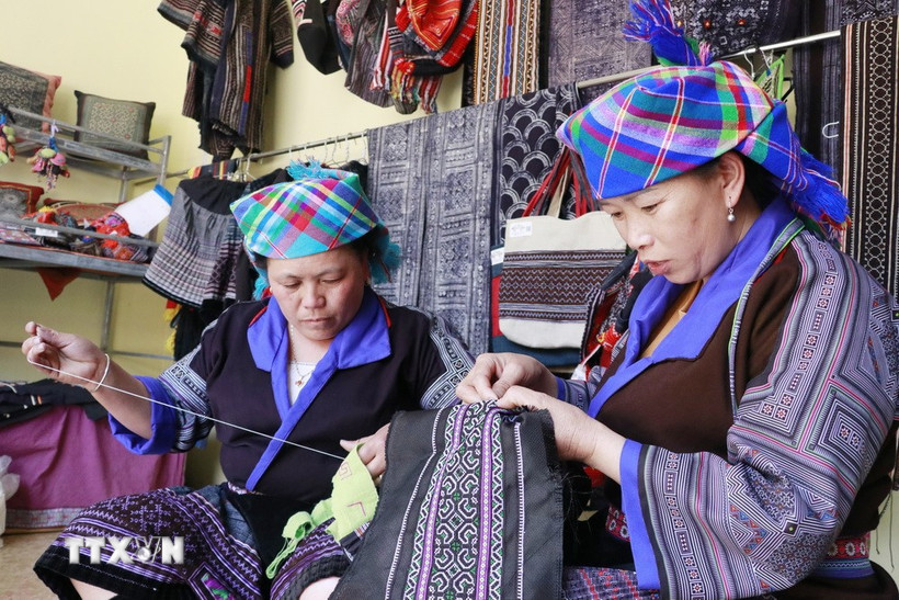 Hợp tác xã thêu dệt thổ cẩm Mông Style tạo thu nhập ổn định cho gần 50 phụ nữ tại huyện vùng cao Mù Cang Chải. (Ảnh: Đinh Thùy/TTXVN)