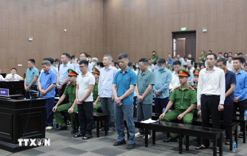 Các bị cáo tại phiên toà xét xử sáng 10/9. (Ảnh: Phạm Kiên/TTXVN)
