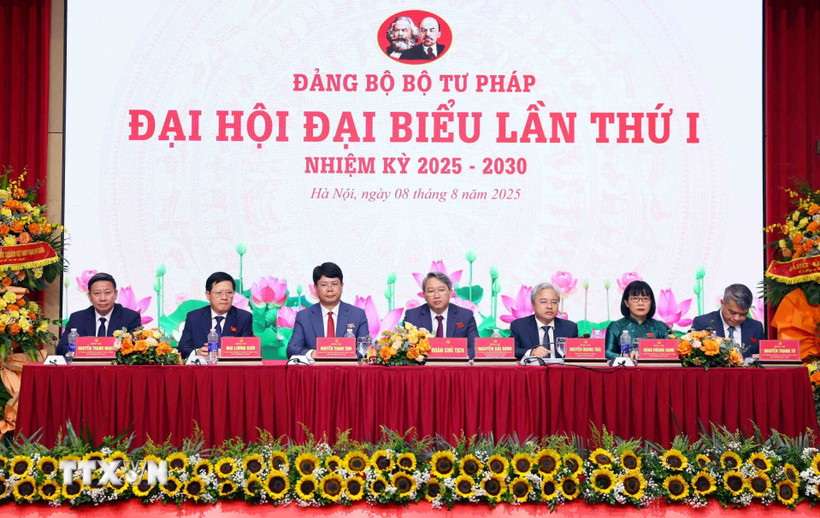 Đoàn Chủ tịch điều hành Đại hội. (Ảnh: Phạm Kiên/TTXVN)