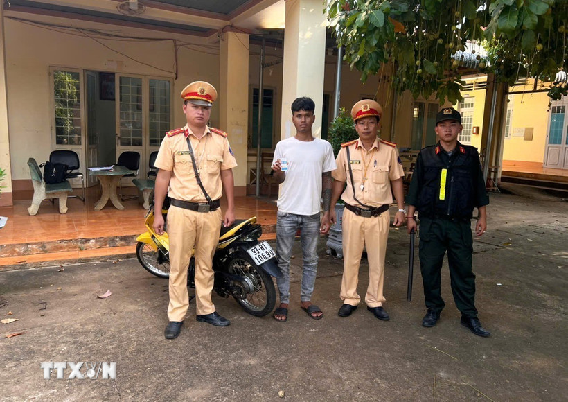 Đội cảnh sát giao thông số 3 phát hiện, xử lý đối tượng Điểu Hòa khi điều khiển xe có sử dụng ma túy. (Ảnh: Đậu Tất Thành/TTXVN)