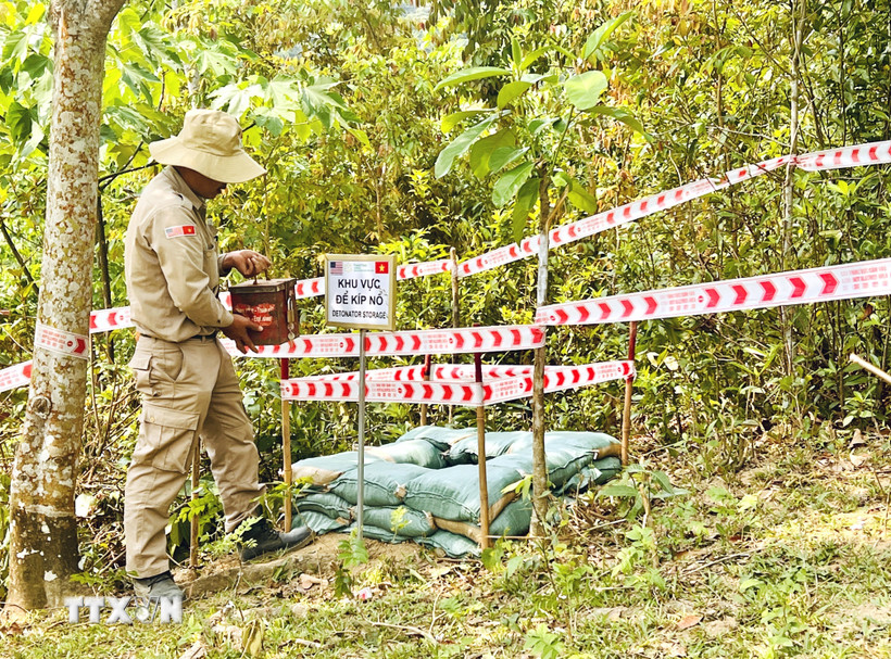 Hiện trường hủy nổ bom mìn của tổ chức PeaceTrees Vietnam tại xã Hướng Tân, huyện Hướng Hóa, tỉnh Quảng Trị. (Ảnh: Nguyên Linh/TTXVN)