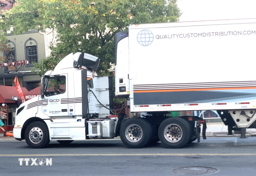 Xe tải hạng nặng lưu thông trên đường Connecticut ở thủ đô Washington D.C., ngày 6/10/2025. (Ảnh: Ngọc Quang/TTXVN)