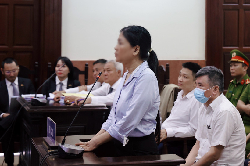 Bị cáo Mai Thị Hồng Hạnh, cựu Chủ tịch kiêm Giám đốc Công ty Xuyên Việt Oil trả lời câu hỏi của Hội đồng xét xử. (Ảnh: Hồng Giang/TTXVN)