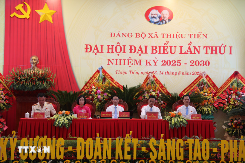 Đoàn Chủ tịch điều hành Đại hội. (Ảnh: Khiếu Tư/TTXVN)