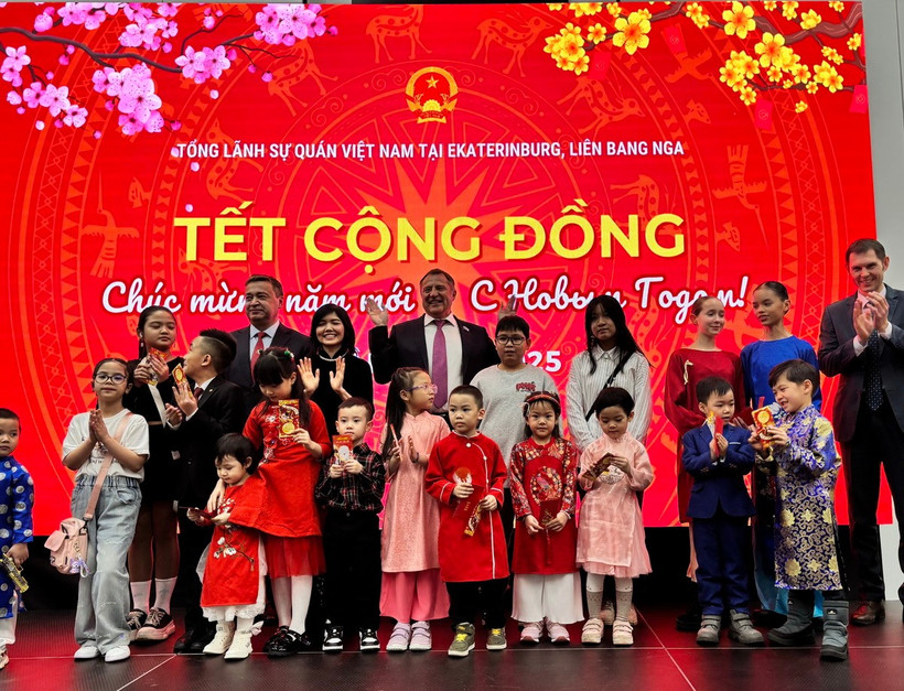 Lì xì Tết cho các em nhỏ. (Ảnh: Tâm Hằng/TTXVN)