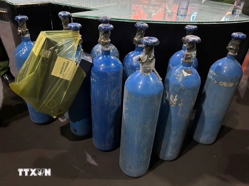 Bình chứa "khí cười" N2O. (Ảnh: TTXVN phát)