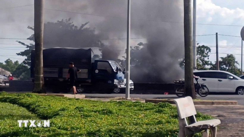 Hiện trường vụ cháy xe ôtô. (Ảnh: TTXVN phát)