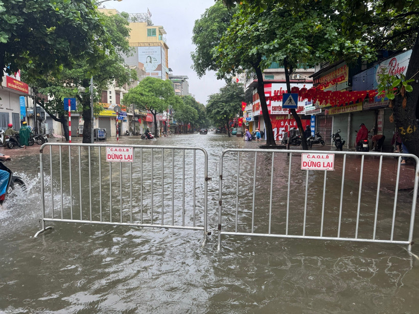 Mưa lớn gây ngập lụt nhiều nơi ở Hà Nội. (Ảnh: Minh Quyết/TTXVN)