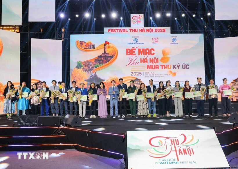 Ban tổ chức trao giấy vinh danh các đơn vị tham gia Festival Thu Hà Nội lần thứ 3. (Ảnh: Hoàng Hiếu/TTXVN)