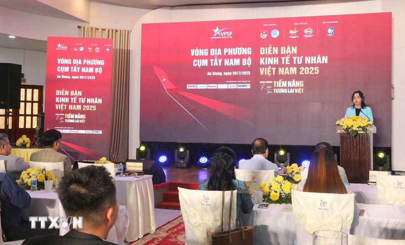 Quang cảnh lễ Khai mạc Diễn đàn Kinh tế tư nhân Việt Nam 2025 - Vòng đối thoại địa phương cụm Tây Nam Bộ, tổ chức tại phường Long Xuyên, tỉnh An Giang. (Ảnh: Công Mạo/TTXVN)