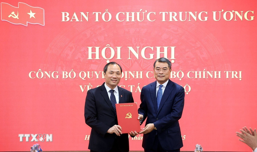 Đồng chí Lê Minh Hưng, Uỷ viên Bộ Chính trị, Bí thư Trung ương Đảng, Trưởng Ban Tổ chức Trung ương trao quyết định của Bộ Chính trị cho đồng chí Hoàng Trung Dũng. (Ảnh: Tuấn Anh/TTXVN)