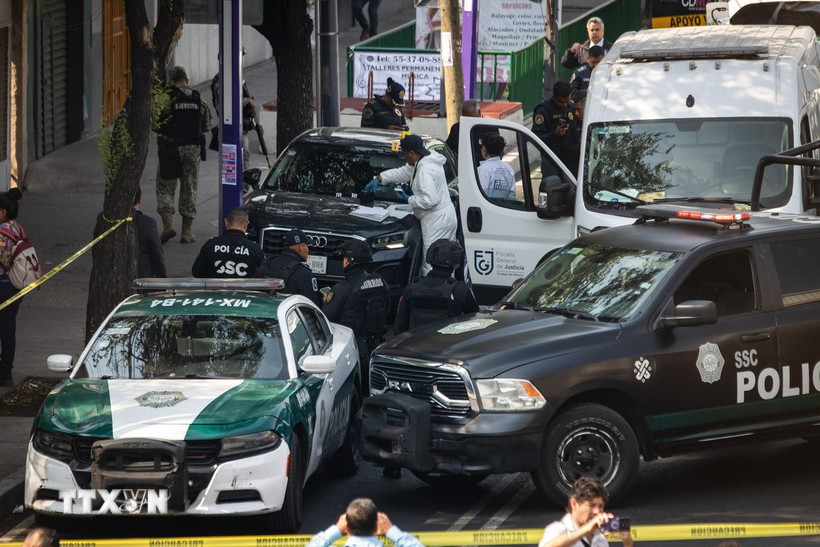 Cảnh sát và nhân viên Mexico tại hiện trường một vụ việc. (Ảnh: THX/TTXVN)