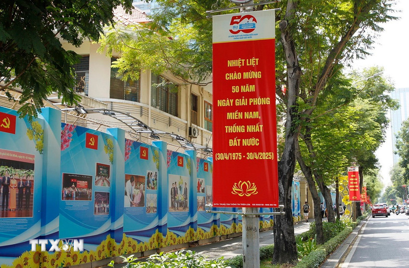 Băngrôn, pano, ápphích và nhiều hình ảnh chào mừng 50 năm Ngày Giải phóng miền Nam, thống nhất đất nước được treo dọc đường Đồng Khởi (Quận 1, Thành phố Hồ Chí Minh). (Ảnh: Thanh Vũ/TTXVN)